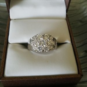 "Diamond look" cluster Ring